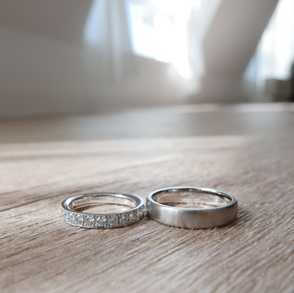 イサロイのエタニティリングとヘアライン仕上げのリング
